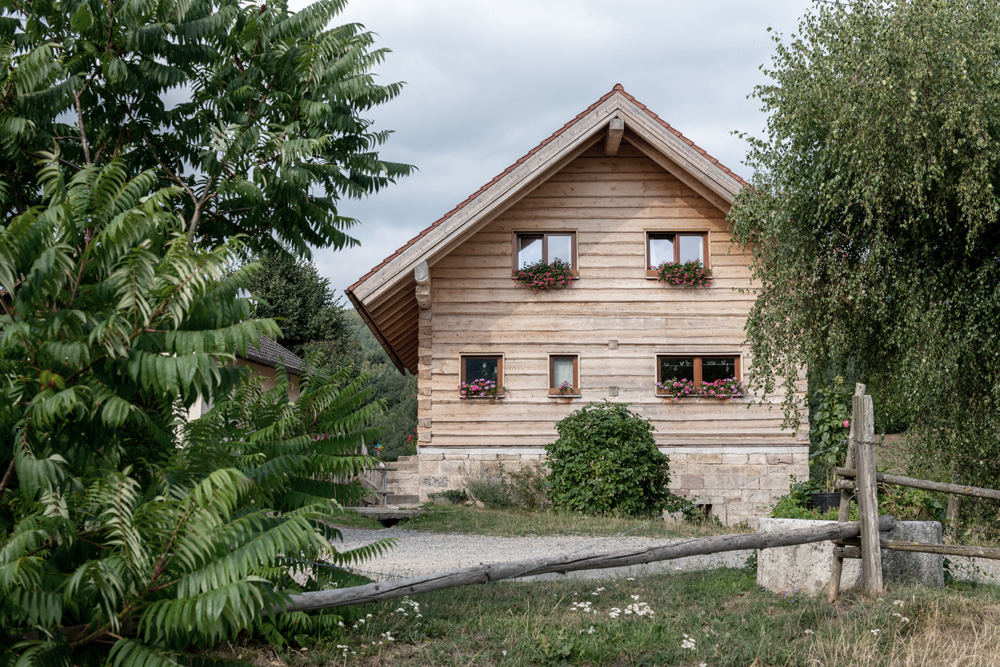 Aussenansicht Blockhaus besäumt Bad Brückenau