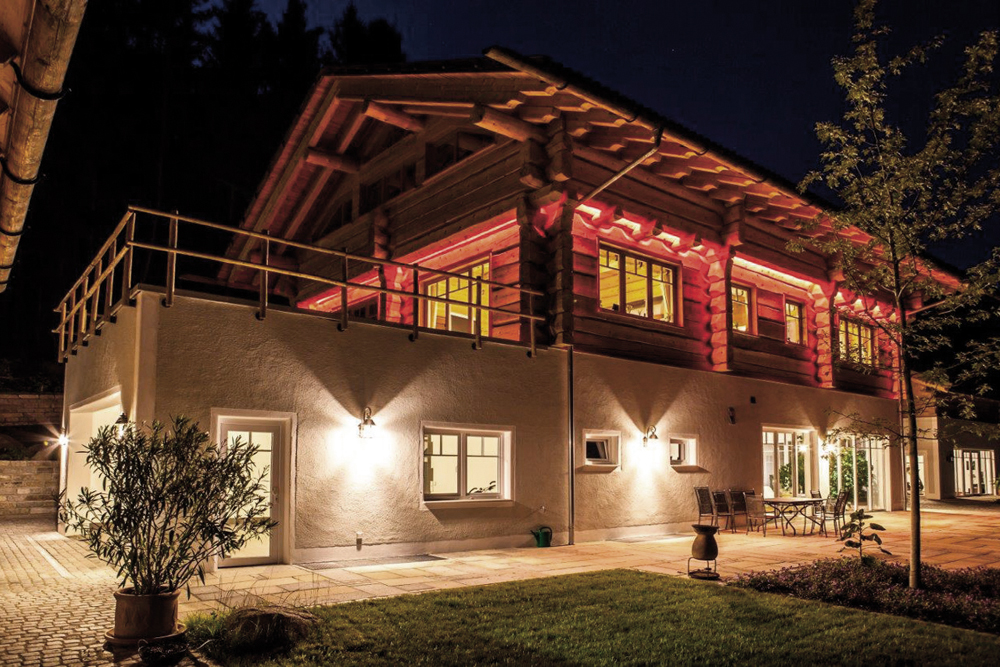 Blockhaus mit roter Beleuchtung In Dingolfing