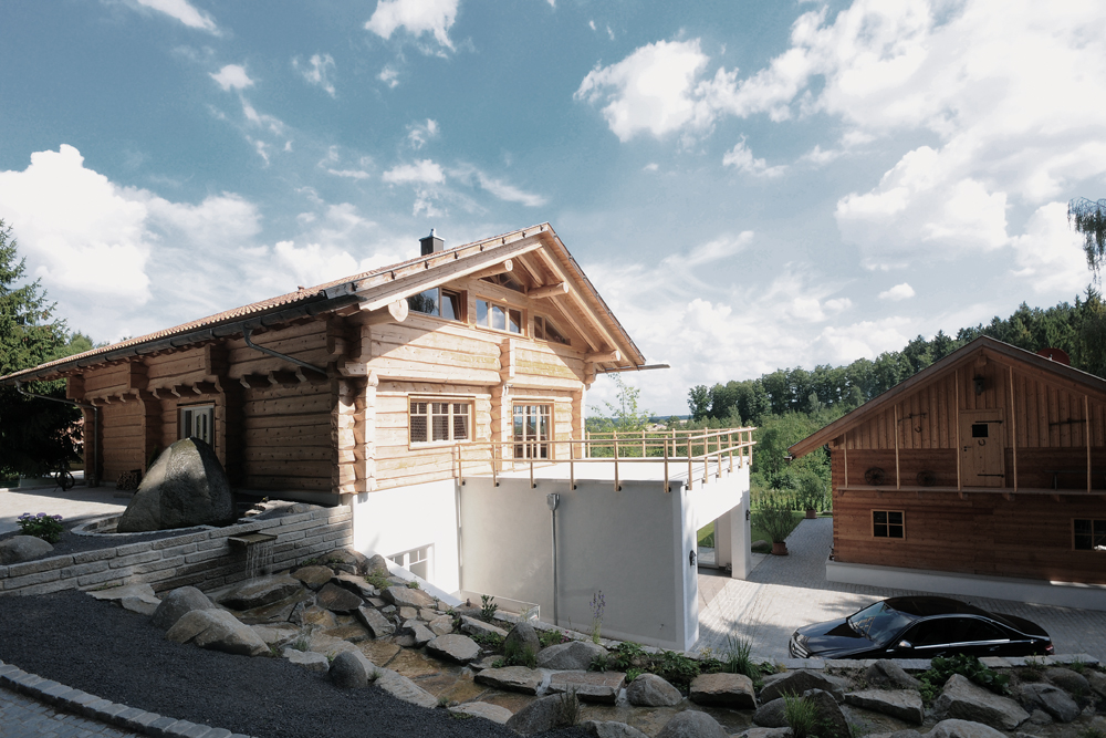 Naturstammhaus besäumt auf Mauerwerkssockel in Dingolfing
