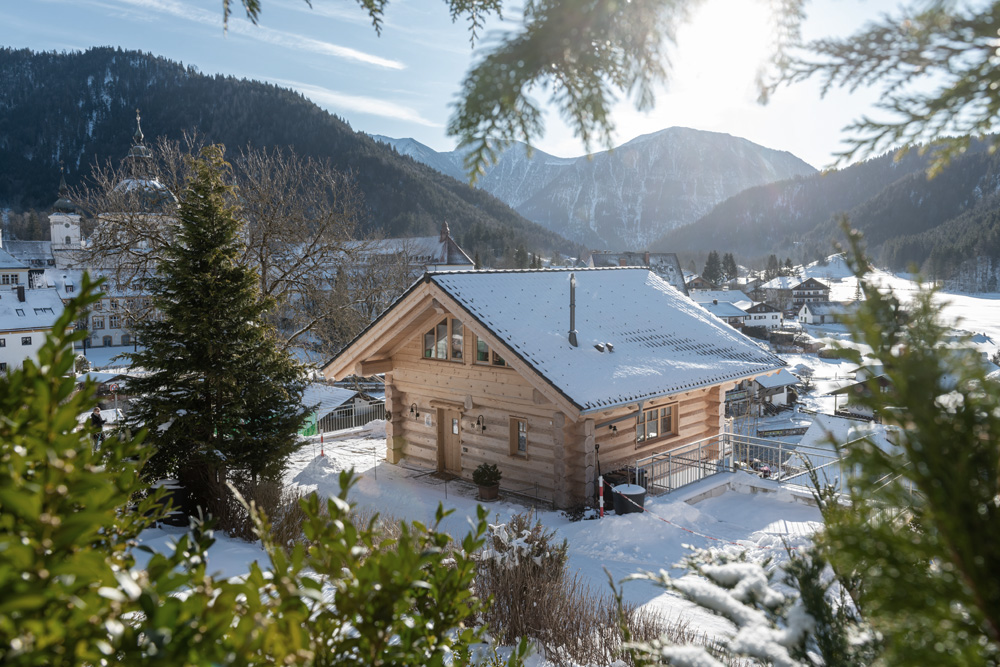 Blockhaus mit Schnee in Ettal