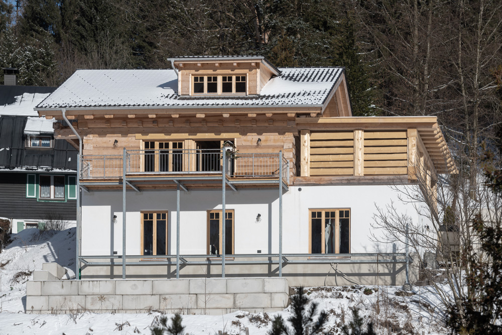 Naturstammhaus besäumt in Ettal