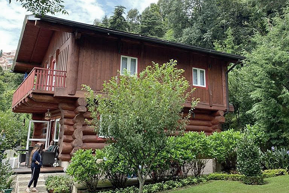 Ansicht Naturstammhaus in Inden