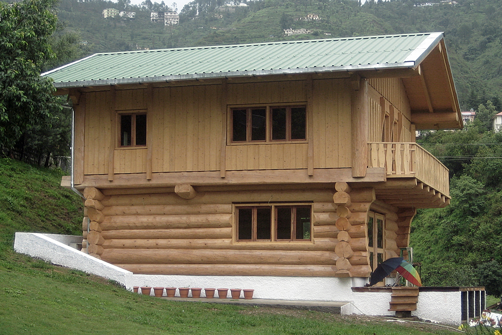 Seitenansicht Naturstammhaus in Indien