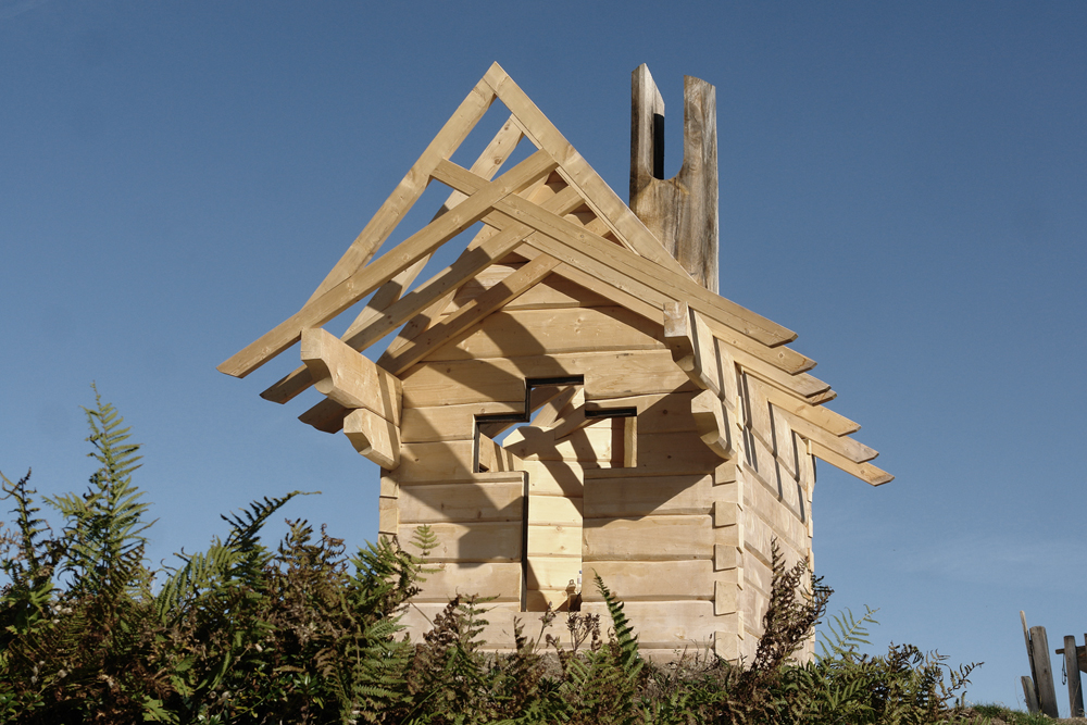 Halbfertige Kapelle aus Holz in Blockbauweise