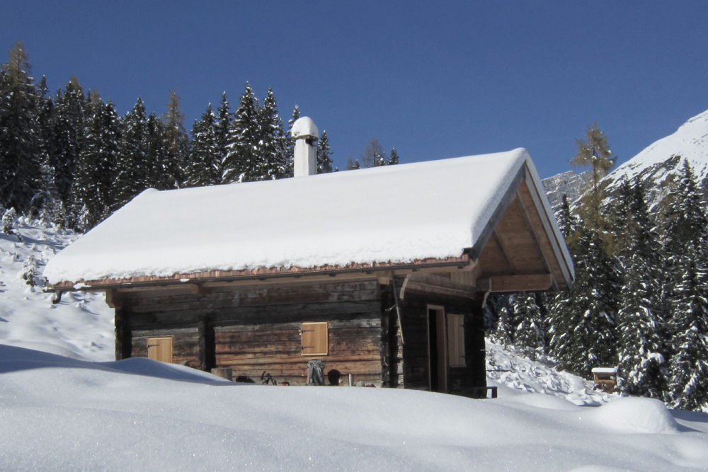 Holzhütte in Blockbauweise im Winter im Karwendel