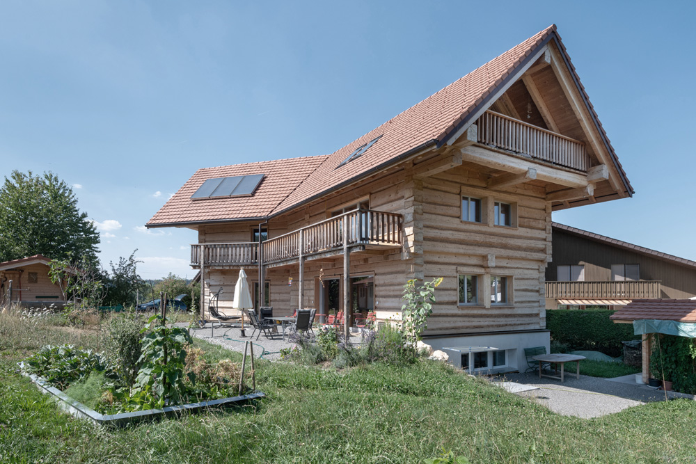 Besäumtes Naturstammhaus in Luzern mit Garten