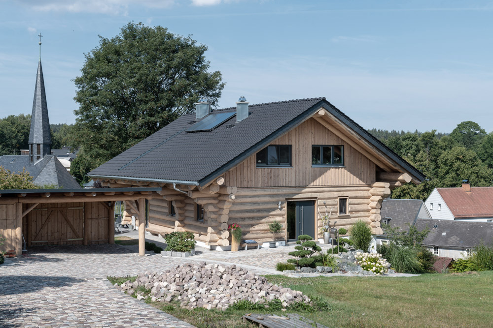 Aussenansicht mit Eingang Blockhaus in Marktleuthen