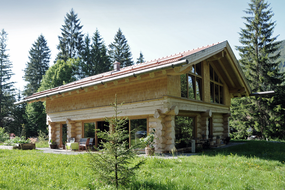 Ansicht mit Wald und garten Naturstammhaus und Schindeln am Schliersee