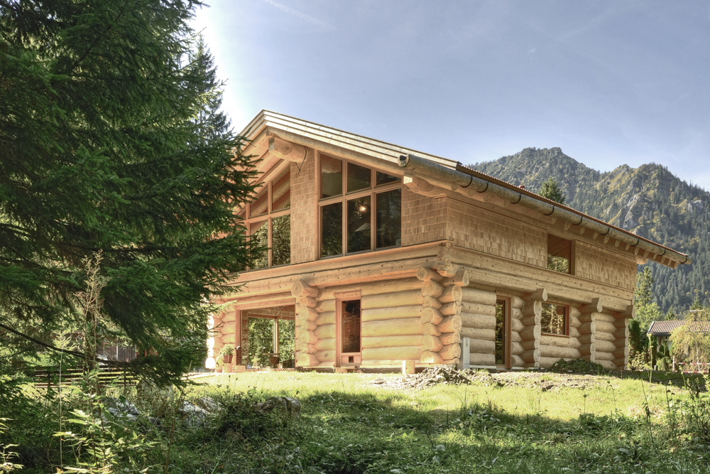 Aussenansicht mit Berg von Naturstammhaus mit Schindeln am Schliersee