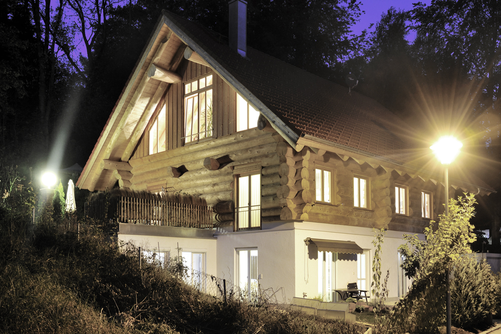 Blockhaus in Schongau bei Nacht mit Beleuchtung